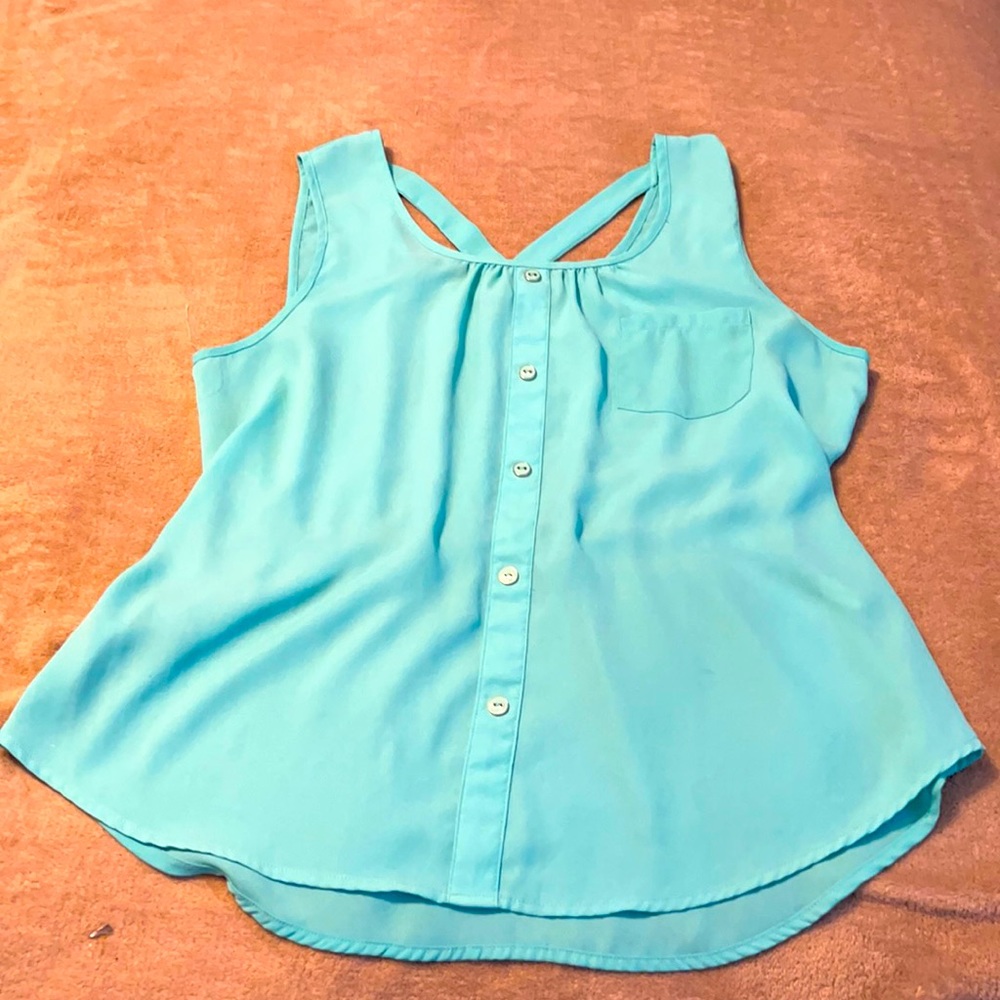 Women’s sleeveless shirt l. It’s size large. Only wore once.